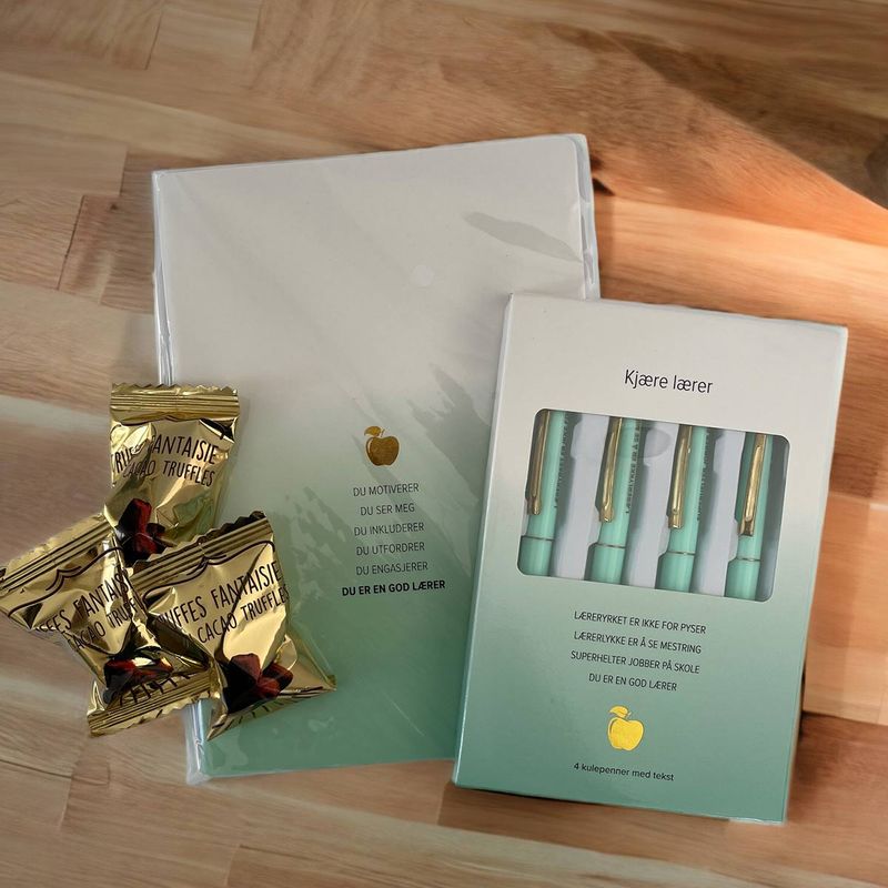 Sett med notatbok, kulepenner og trøfler til lærer