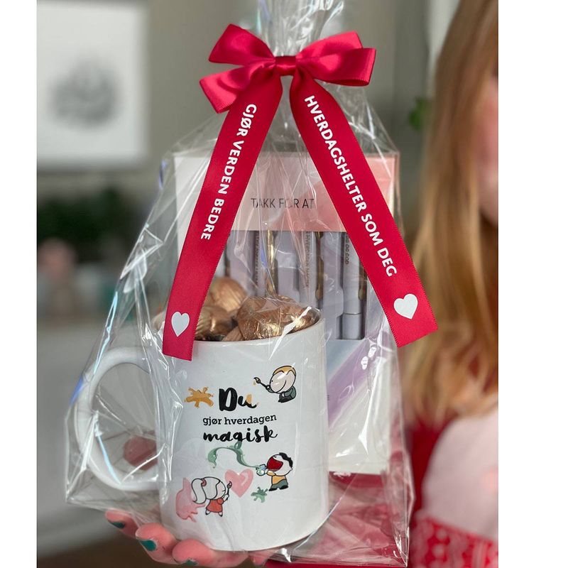  Gavepakke til barnehageansatte med kopp, kulepenner og sjokolade
