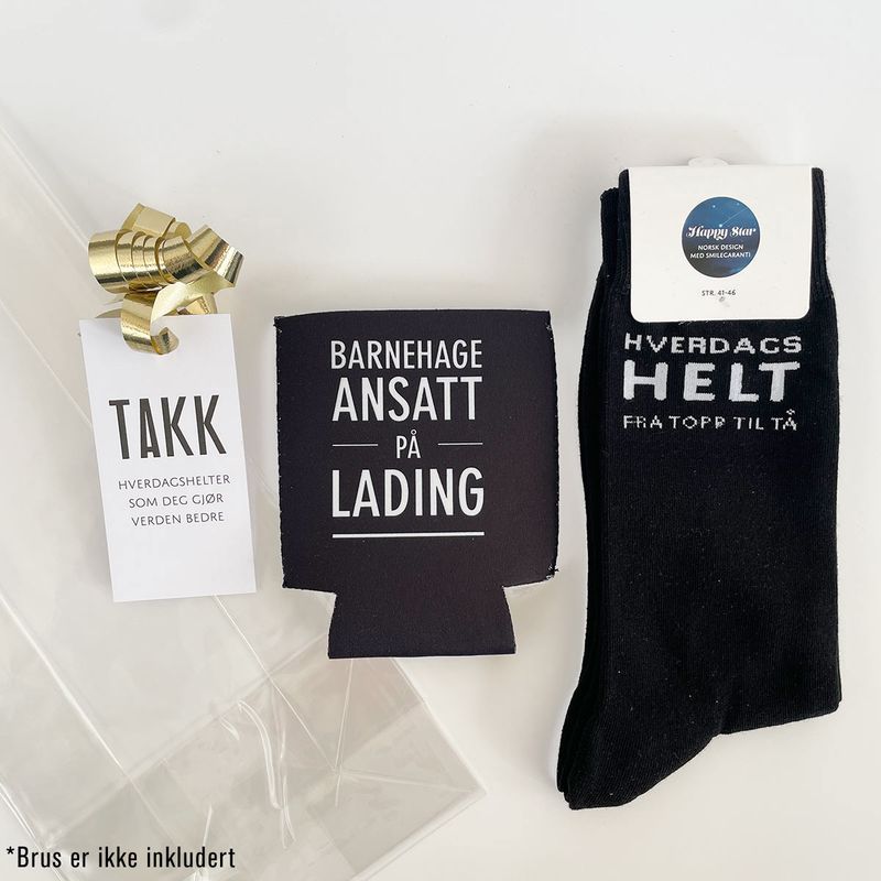 Sett til barnehageansatt med strømper og bokskjøler